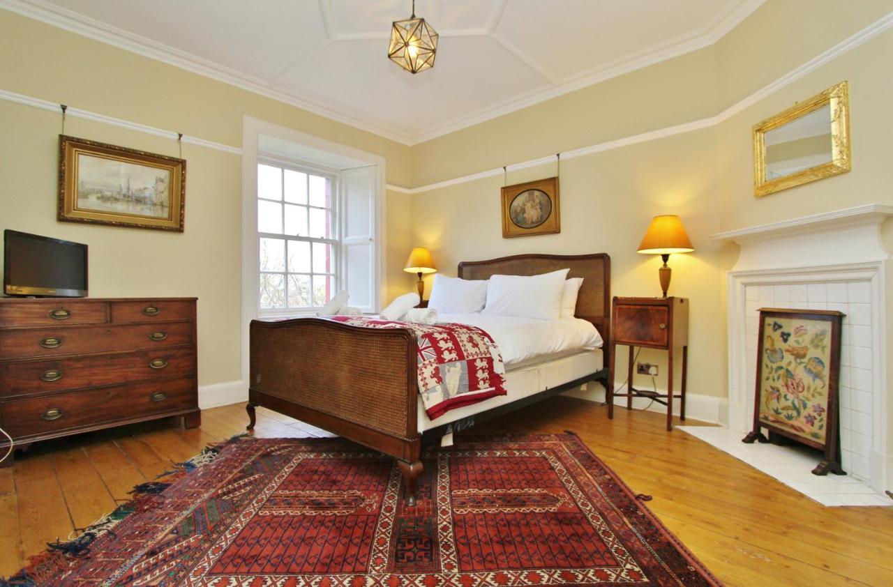 Elegant 3-Bedroom Ramsay Garden Apartment In Edinburgh City Centre Edimburgo Exterior foto