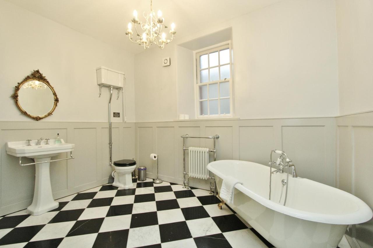 Elegant 3-Bedroom Ramsay Garden Apartment In Edinburgh City Centre Edimburgo Exterior foto