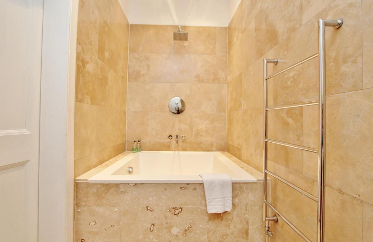 Elegant 3-Bedroom Ramsay Garden Apartment In Edinburgh City Centre Edimburgo Exterior foto